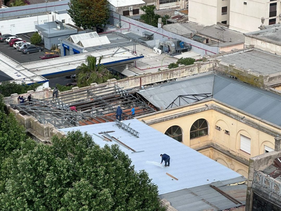 Avanza el recambio del techo del edificio de Vieytes 51