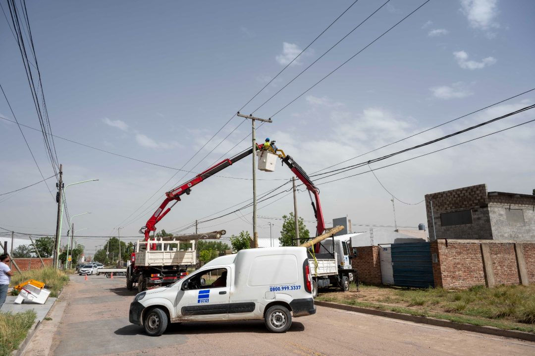 Llegaron equipos de la zona para reforzar al personal de EDES: hay 102 cuadrillas operativas