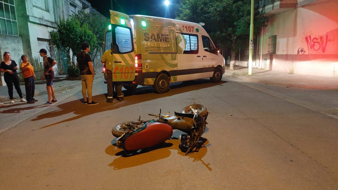 Un motociclista resultó herido luego de chocar contra un taxi