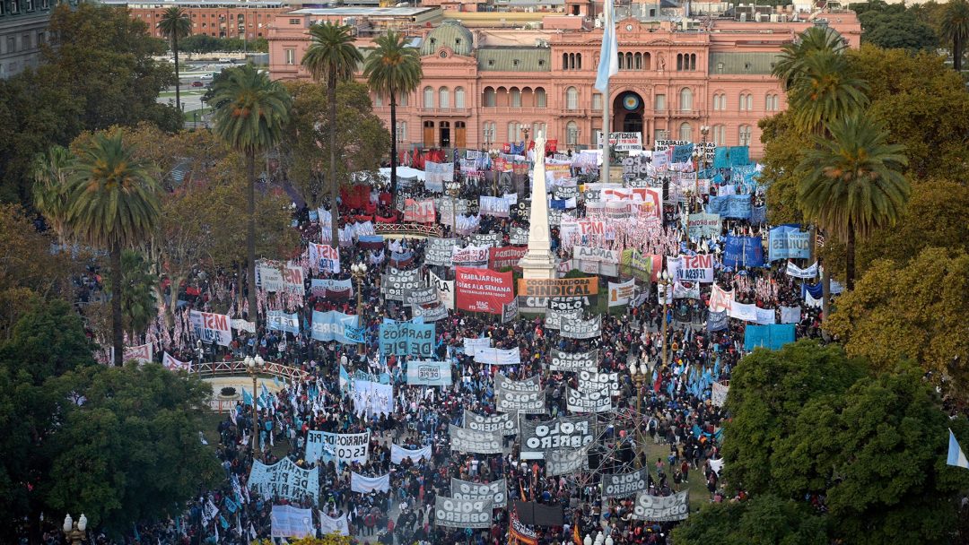 Insólito requisito para reuniones en espacio público: si son más de tres personas deberán pedir permiso