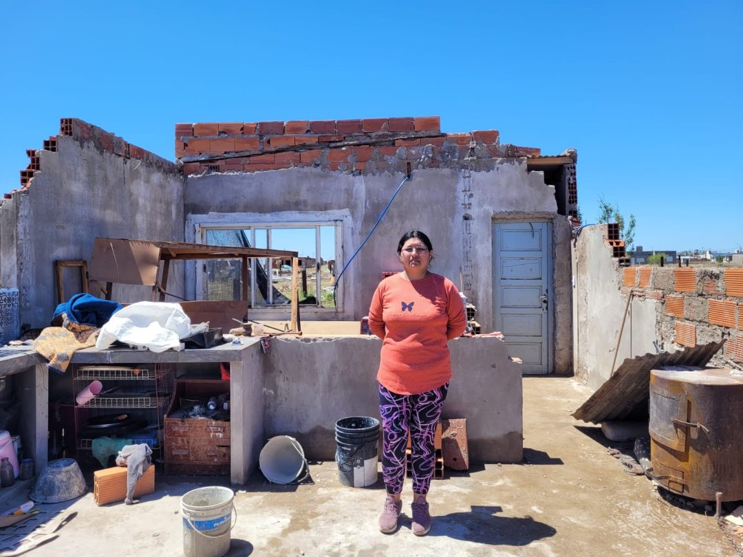 Fue rescatada bajo los escombros de su casa tras perderlo todo