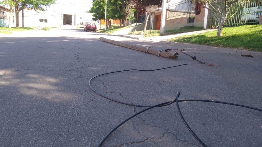 Un camión repartidor arrasó con los cables y dejó sin luz a vecinos de Baigorria al 700