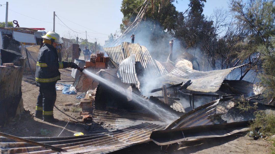 Una familia quedó en la calle tras el incendio de su vivienda