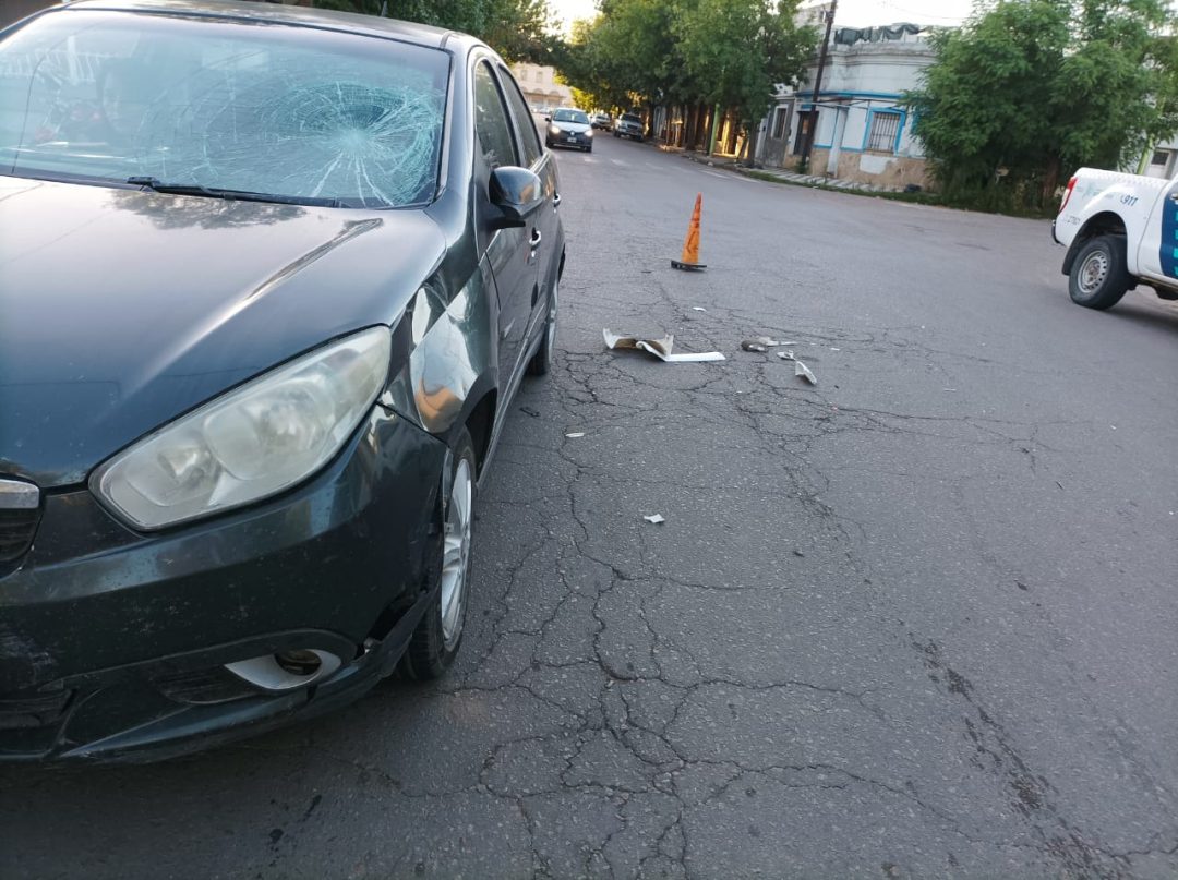 Una motociclista resultó herida tras chocar con un auto