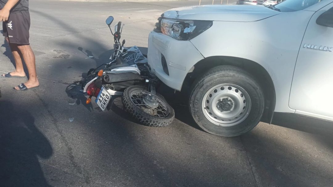 Dos jovenes motociclistas resultaron con heridas tras ser embestidas por una camioneta