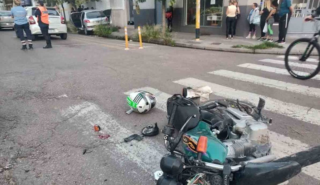 Un motociclista chocó contra un auto y fue trasladado en código rojo