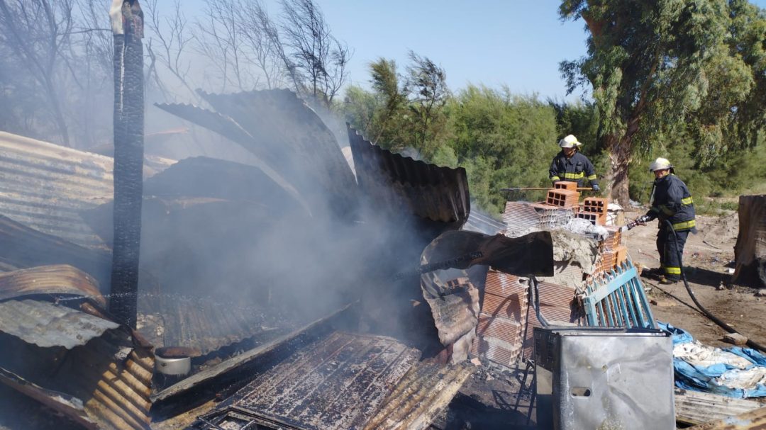 Un incendio destruyó un galpón de la sociedad de fomento de Cerri