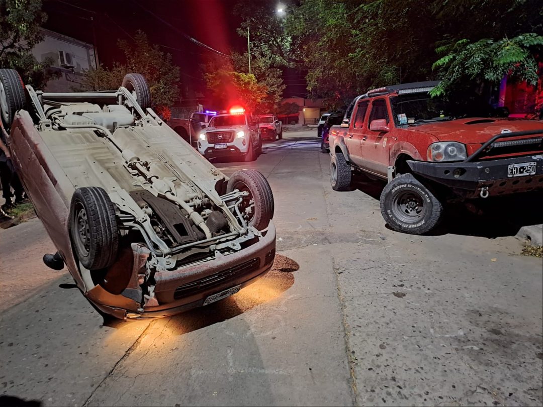 Un auto volcó en Sócrates al 1500