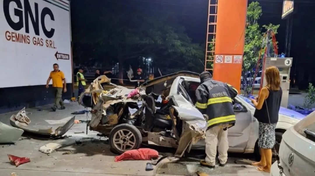 Video: una mujer policía escondía cocaína en su auto, paró a cargar gas y provocó una explosión terrible