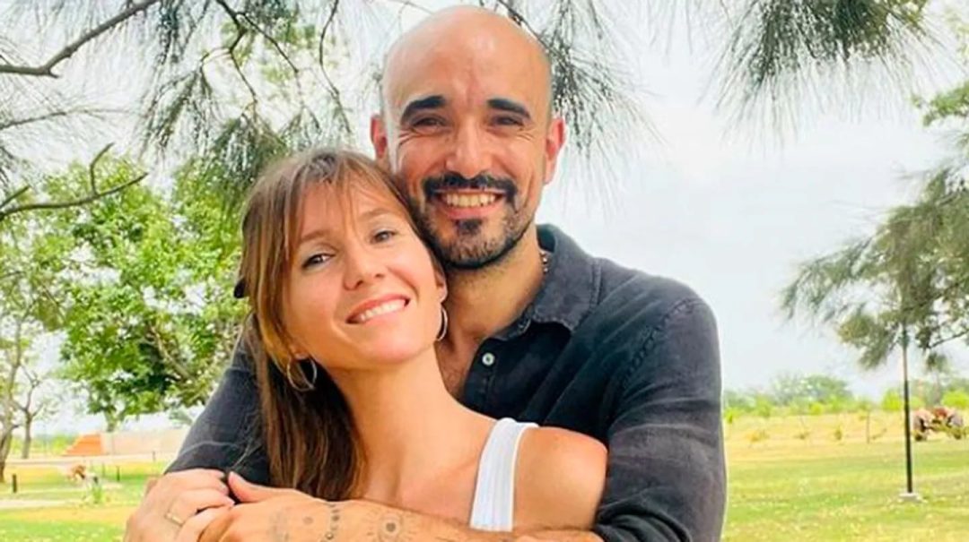 La foto con la que Abel Pintos anunció que será papá nuevamente con Mora Calabrese