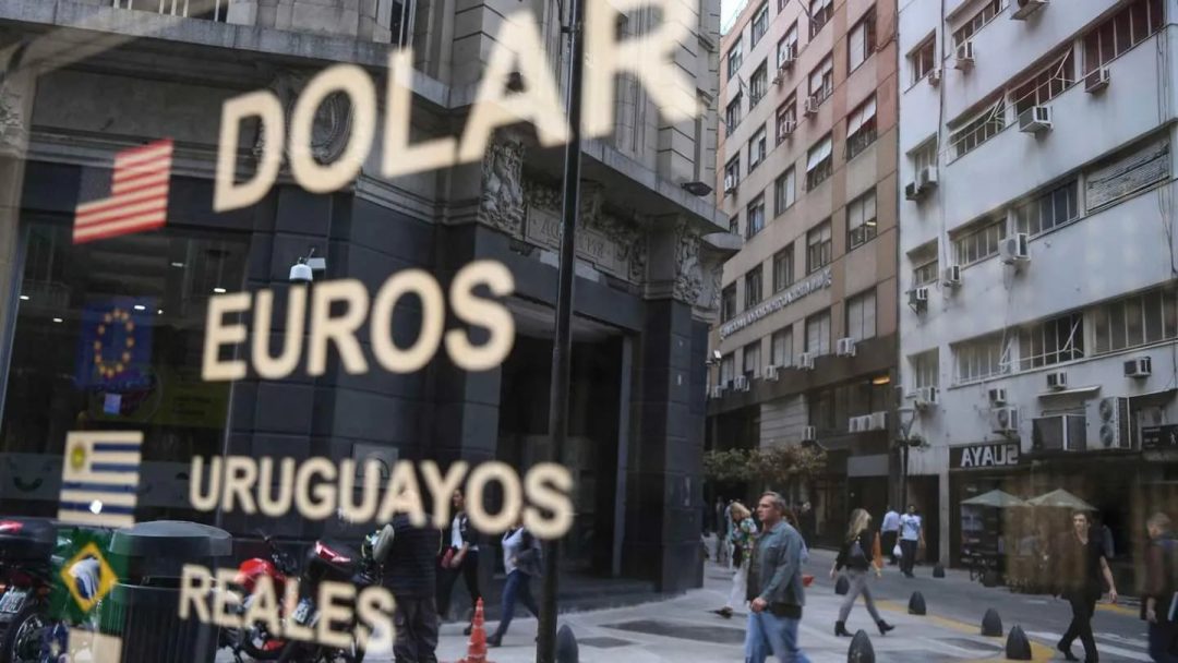 El dólar financiero tocó su nivel más bajo en más de un mes, pero los analistas alertan que el “veranito” cambiario es transitorio