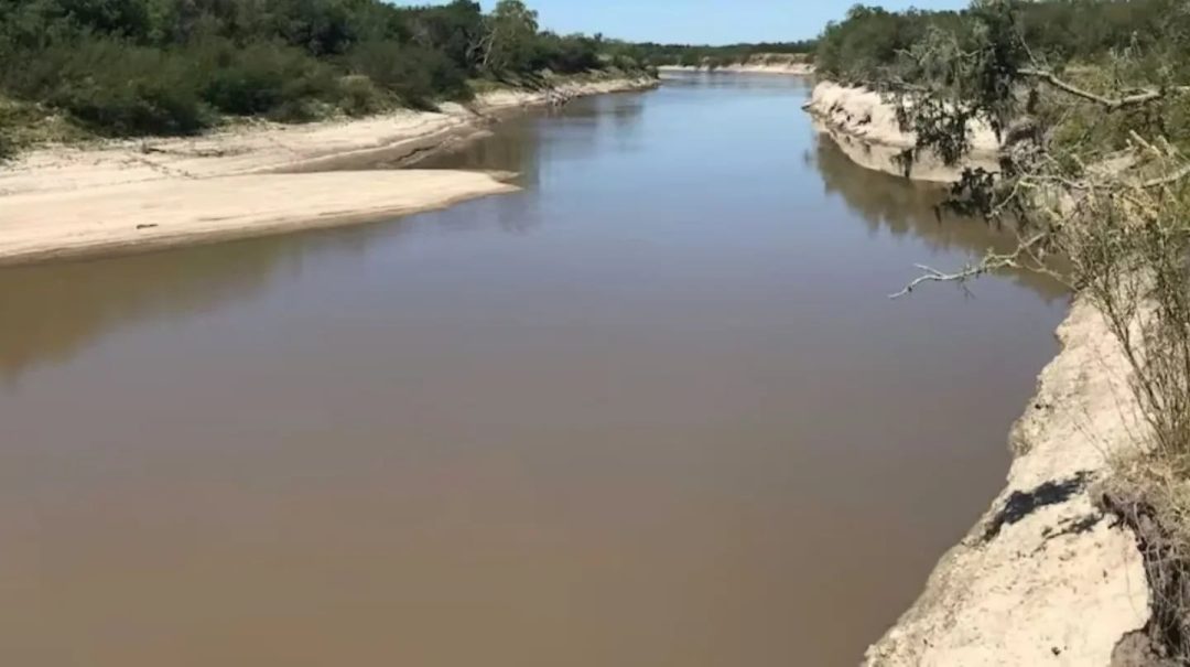 Un joven se metió al río para buscar una pelota de fútbol y murió ahogado frente a sus amigos