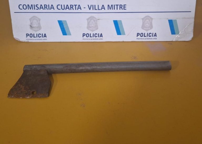 Amenazó con un hacha a un joven con el que había chocado