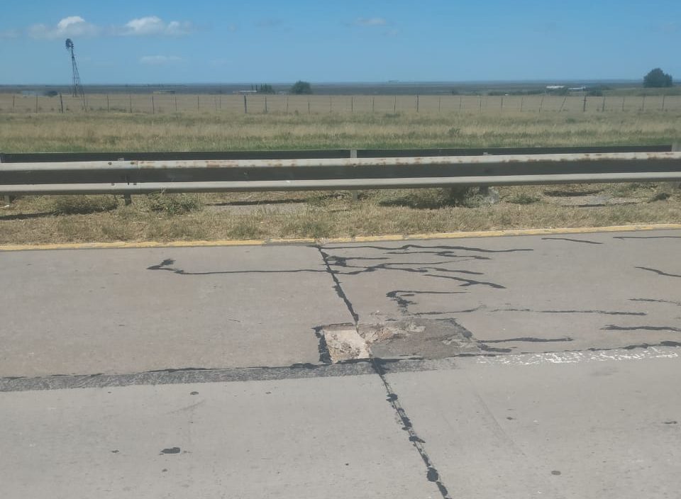 Rotura de asfalto entre Bahía y Punta Alta