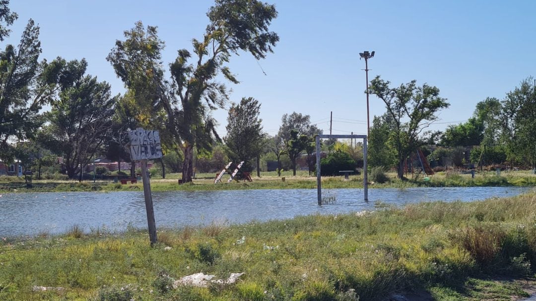 Un río en calle Esmeralda por la rotura de un caño