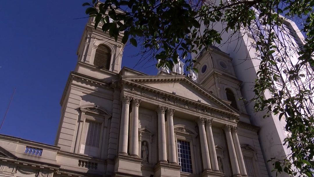 Peligro en la Catedral: retiran mampostería que estaba a punto de caer