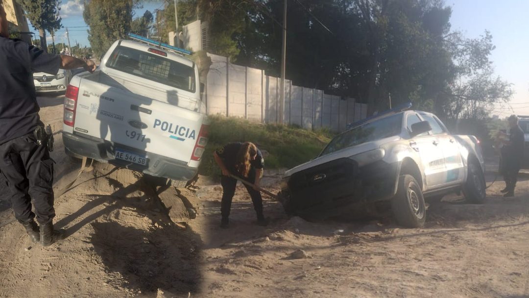 Ya nadie quiere pasar por esa cuadra, hasta el patrullero tuvo que ser rescatado por los pozos