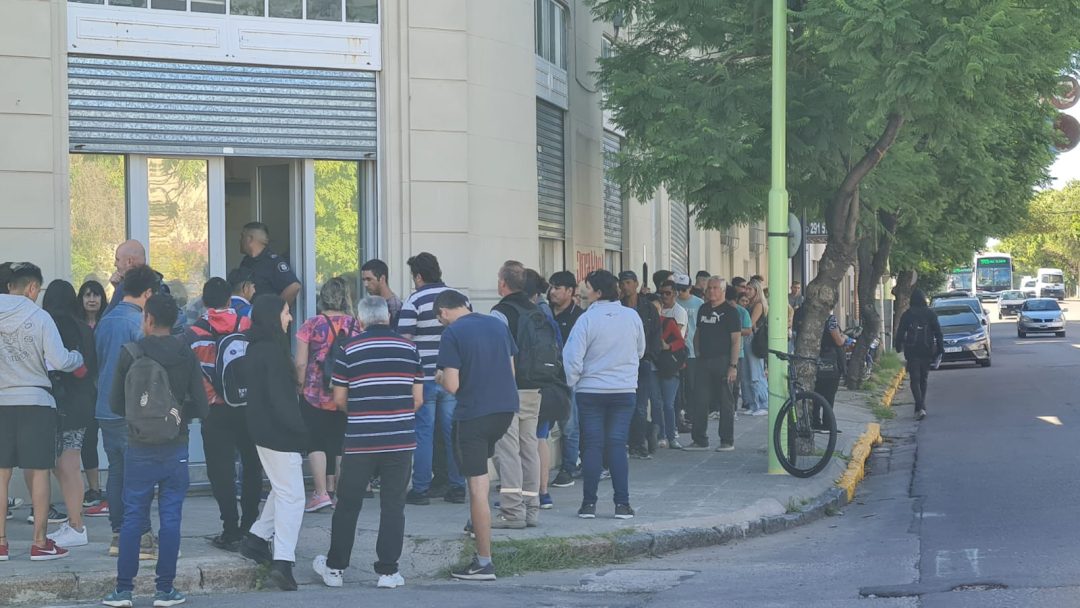 Largas filas y malestar de los vecinos en el Tribunal de Faltas