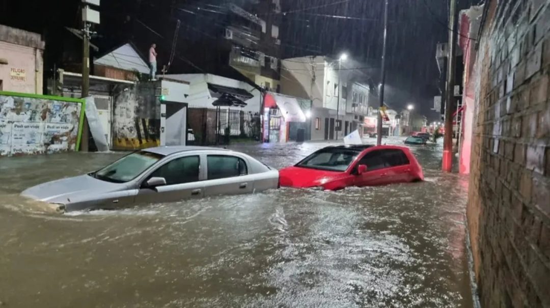 Feroz temporal en Corrientes: las imágenes más impactantes de casas tapadas de agua y cientos de evacuados