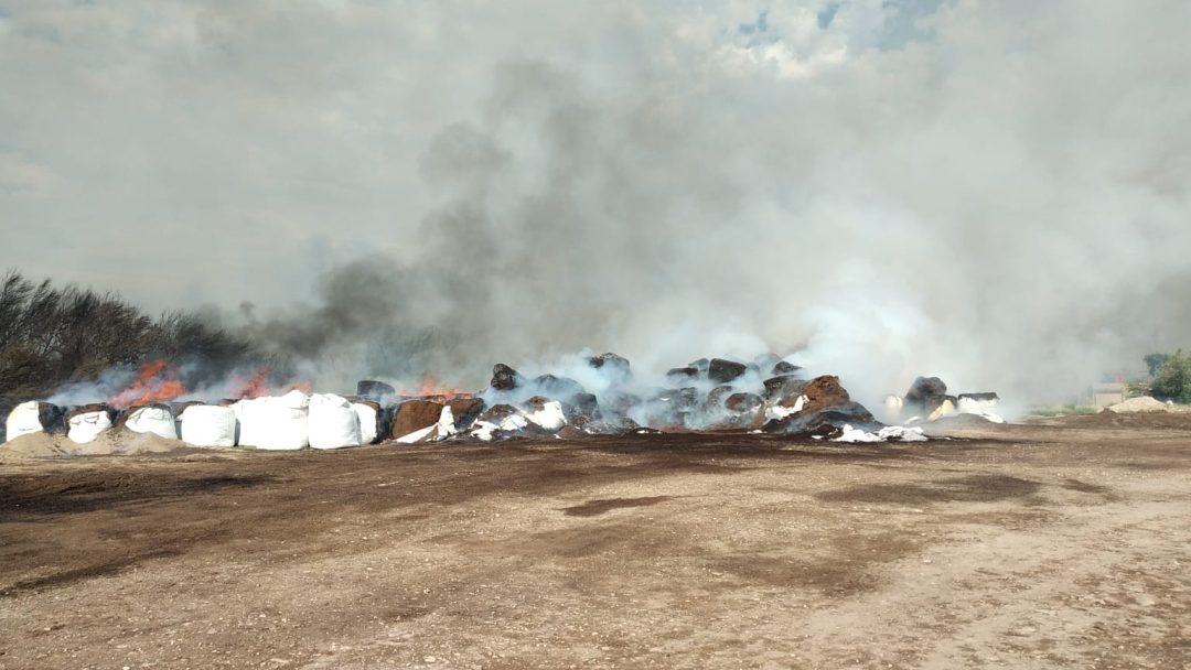 Un incendio de bolsones con turba en dificulta el tránsito en Cabrera y Pilmayquen