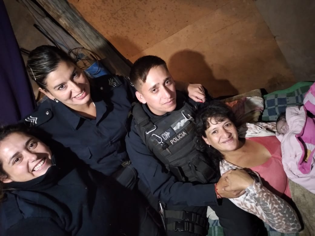 Tres policías ayudaron a una mujer a dar a luz a una beba