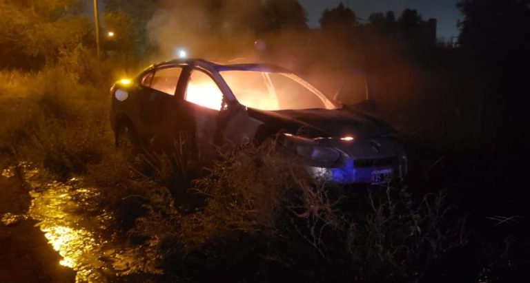 No quedó nada: un auto fue destruido por el el fuego