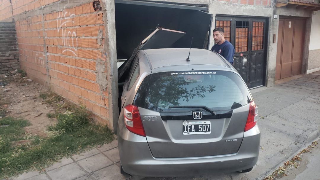 Manejaba borracho y chocó contra el portón de una casa