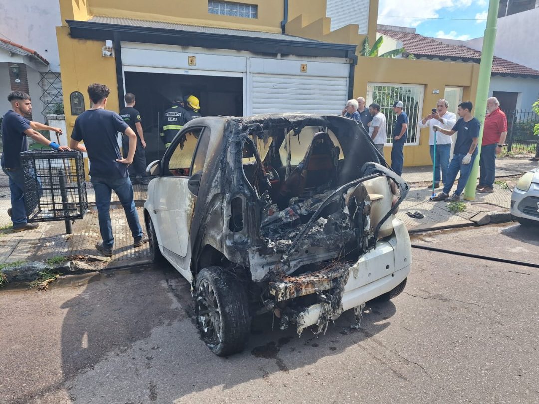 Incendio en un garaje, afecto un auto. No hubo heridos