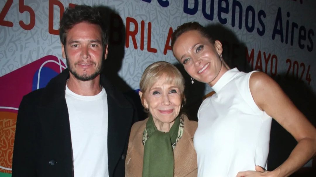 Así fue la presentación de la novela de Julieta Prandi: las fotos junto a Emanuel Ortega y toda su familia