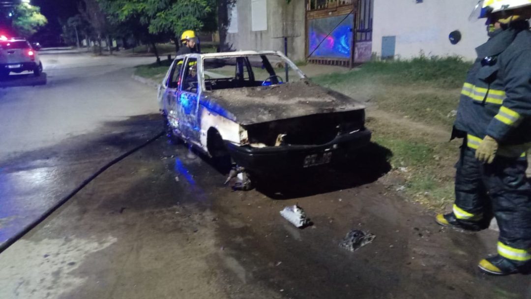 Un auto quemado y un moticiclista herido, el saldo de la madrugada