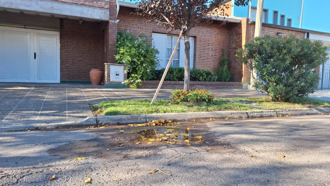 Un año con una pérdida de agua: es jubilado y no tiene respuestas de ABSA