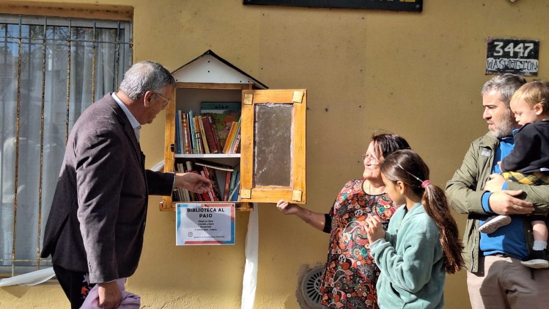 Bibilioteca al paso en el barrio El Nacional: se puede llevar un libro dejando otro