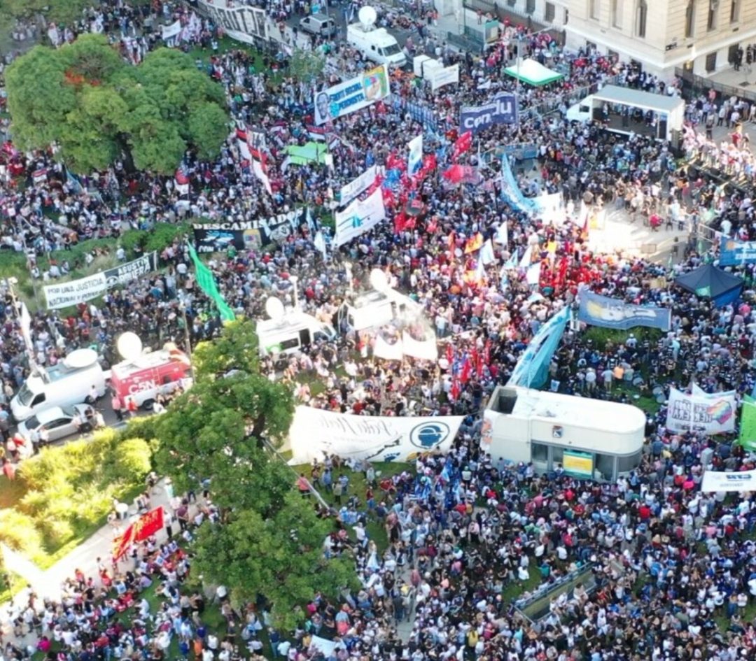 Marcha Universitaria en el País, con numerosa convocatoria