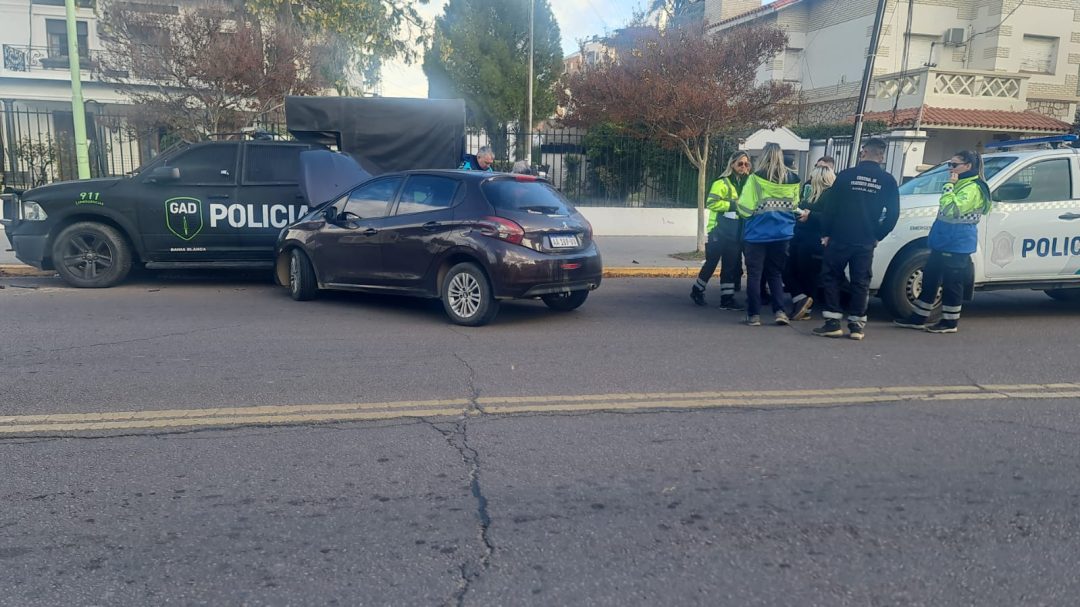 Chocó frente a la Policía Departamental: iba drogado y en un auto robado