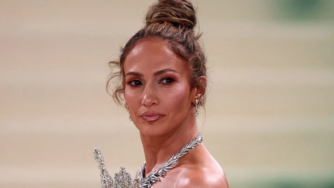 Jennifer Lopez revolucionó la Met Gala con un vestido transparente al desnudo