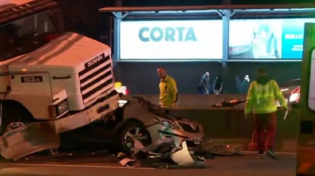 Fatal accidente en la Panamericana: un camión chocó, el contenedor se desprendió y al menos dos personas murieron