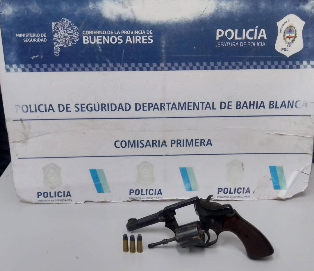 Detenidos por portar un arma y tenencia de drogas