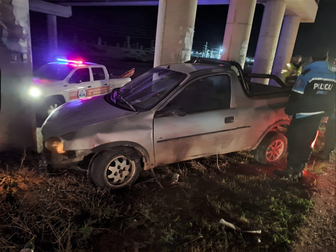 Borracho chocó contra un puente en construcción