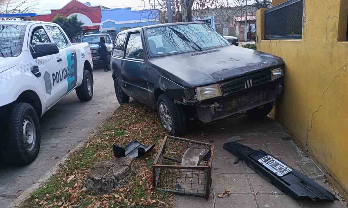 Manejaba alcoholizado, quiso escapar de la policía y chocó contra una casa