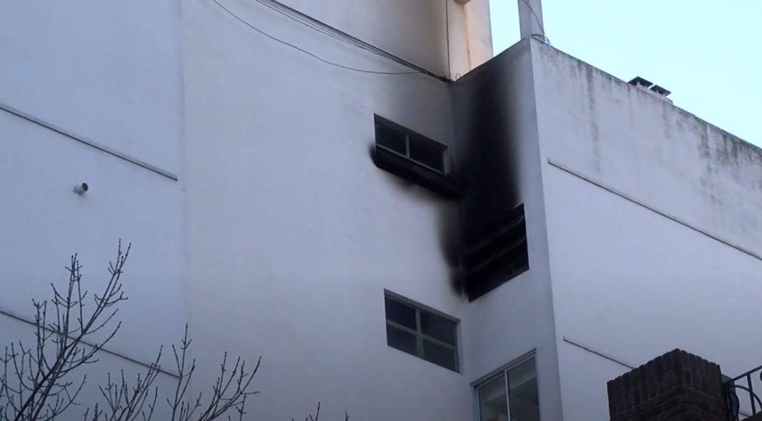 Fuego y tensión en un edificio: evacuaron a los vecinos y detuvieron al sospechoso