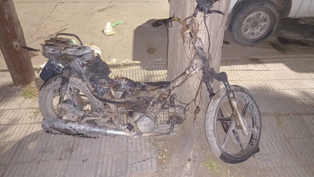 Villa Moresino: agredió a un vecino y le prendió fuego la moto