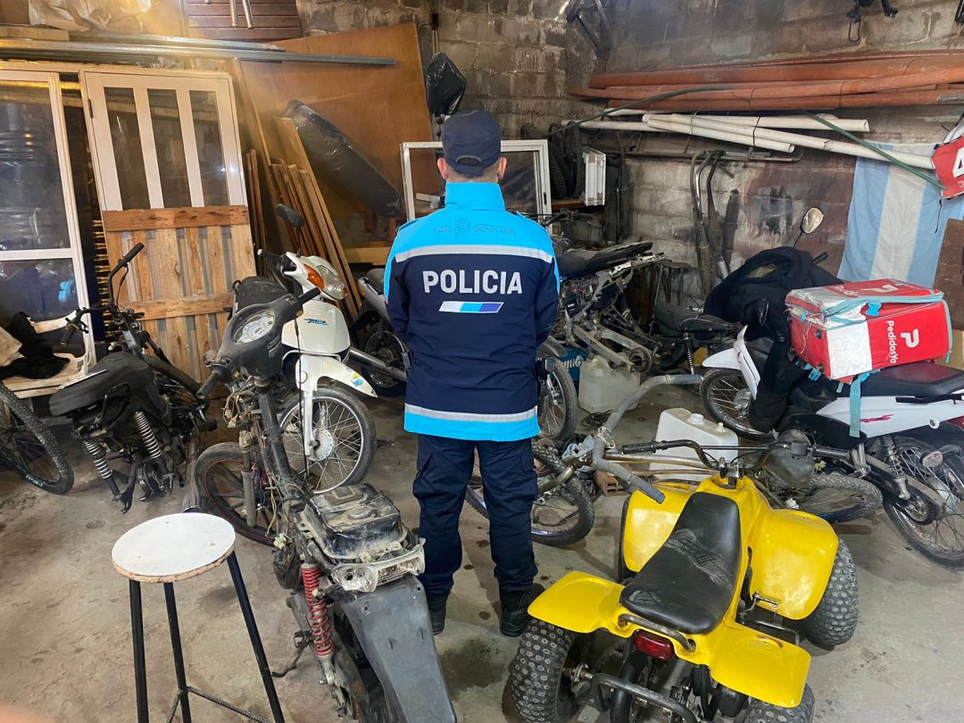 Operativo en taller clandestino. Secuestran partes de motos, una moto, dinero y drogas