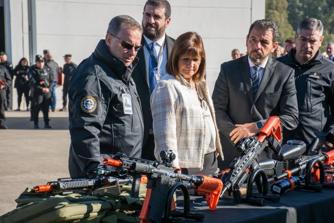 Bullrich anunció hoy la implementación de las pistolas Taser y el programa Estaciones Seguras