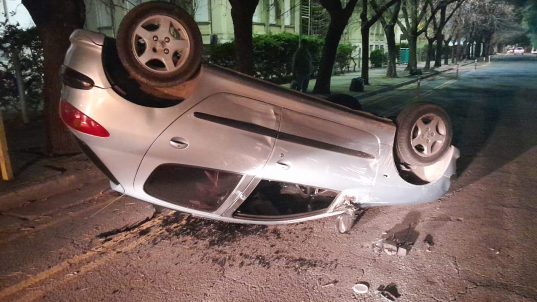 Perdió el control del auto, chocó y volcó