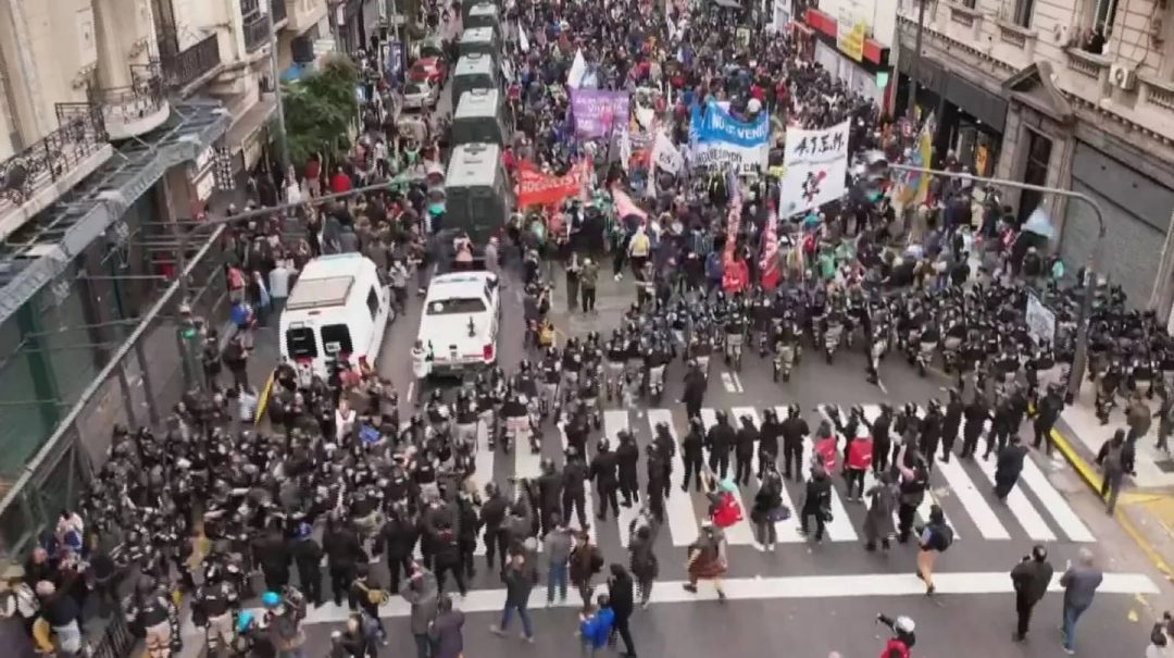 Tensión en el Congreso: la policía desalojó a los manifestantes que protestan contra la Ley Bases