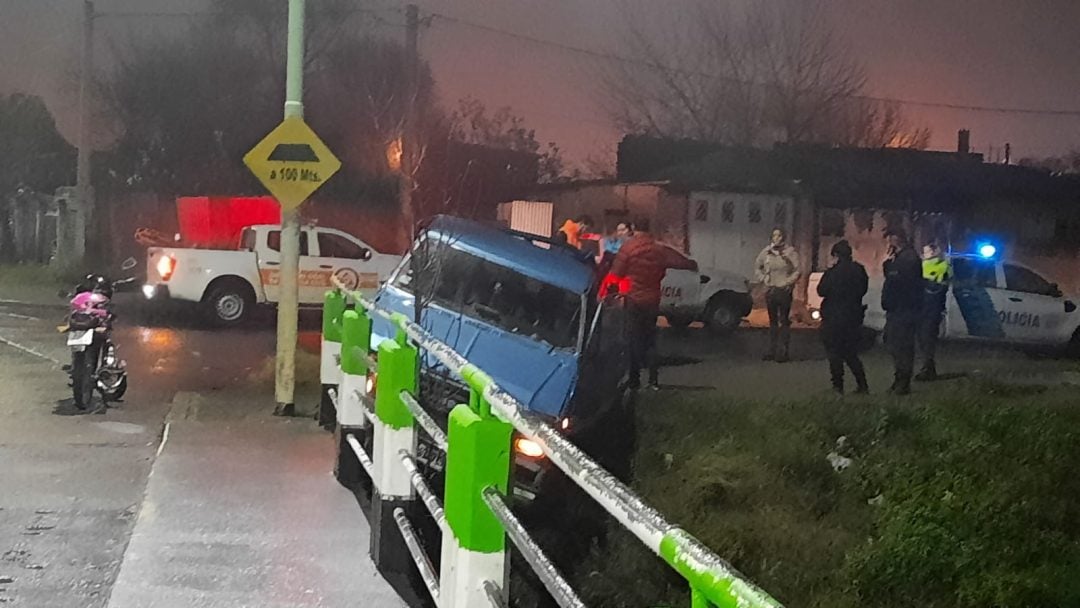 Manejaba borracho, chocó un puente y casi cae al arroyo