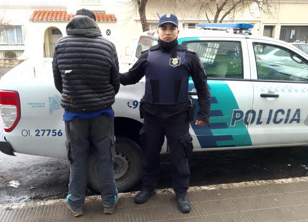 Un cartonero le pego un piedrazo en la cara a un comerciante