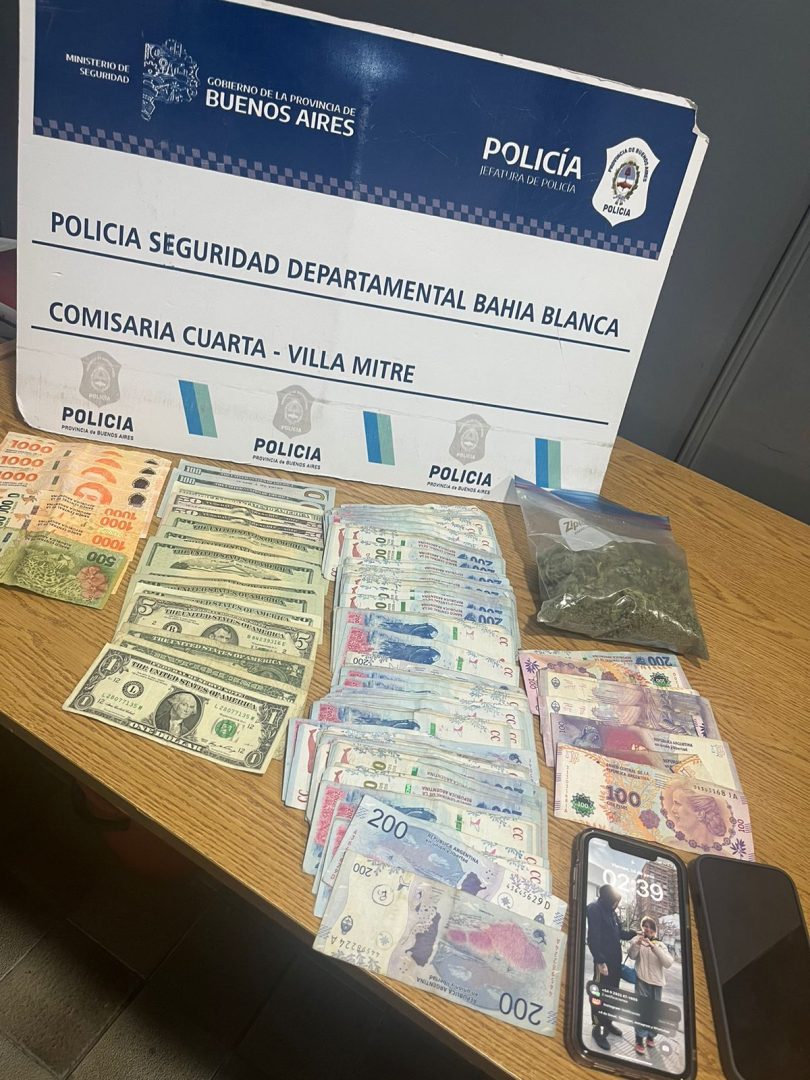 Iban en un auto robado y llevaban droga