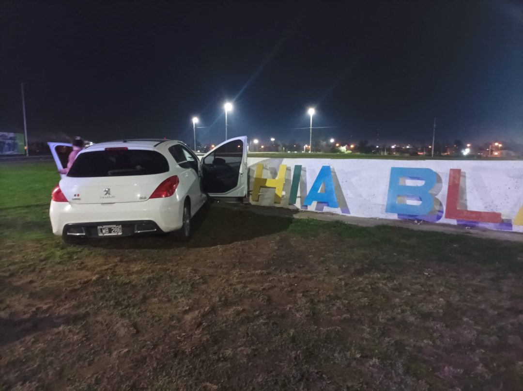 Perdió el control del auto y terminó contra uno de los carteles de ingreso de la ciudad