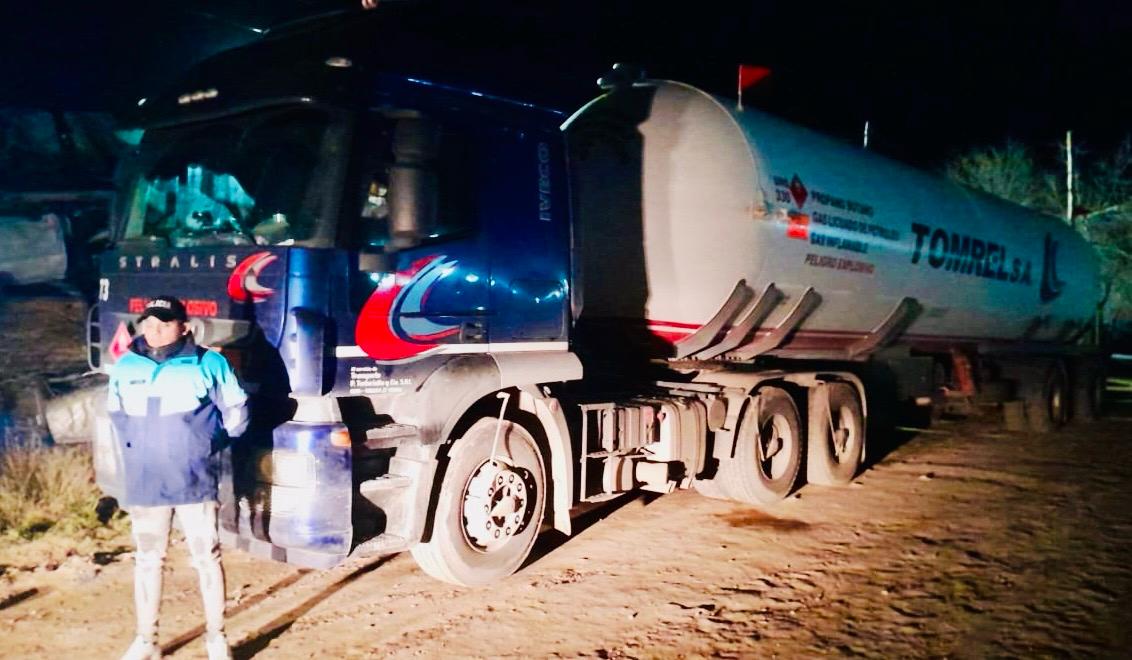 Detuvieron a un camionero que estaba robando combustible del vehículo de la empresa para la que trabajaba